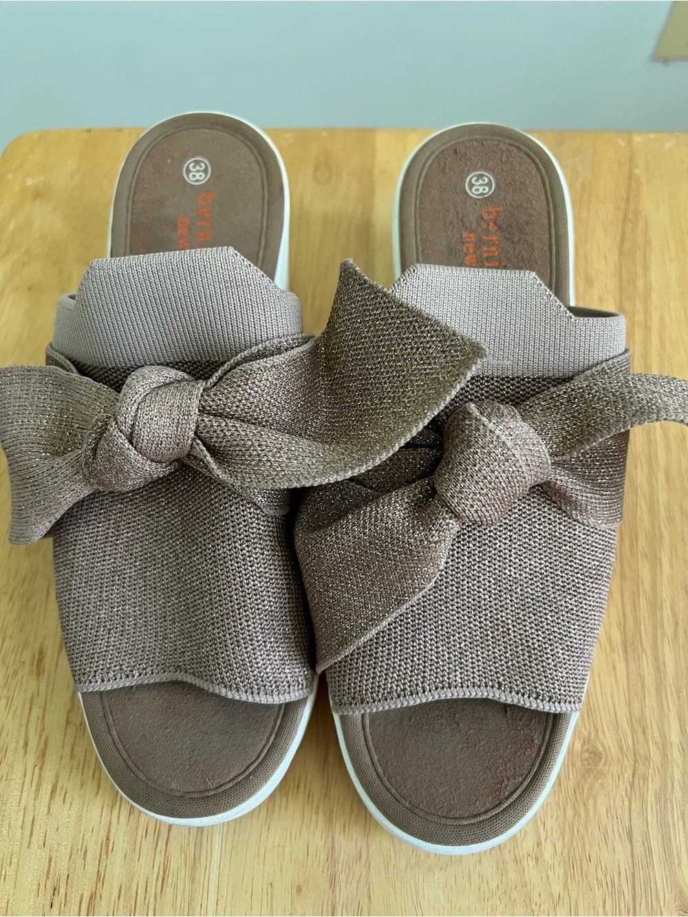 bernie mev. Mauve-Taupe Bow Slide Clogs size 38
